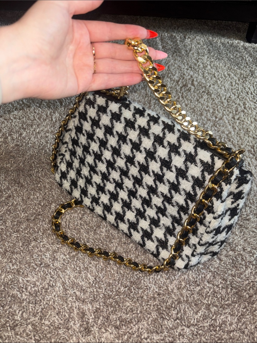 Chic Black & White Houndstooth Chain Shoulder Bag - Picture 2 of 3